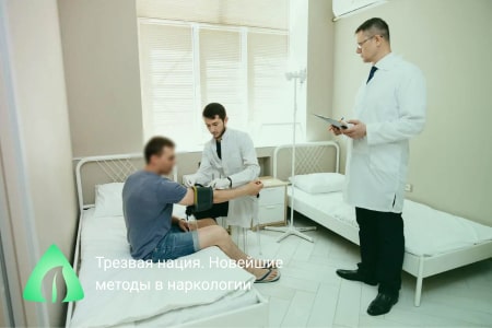 Врачи работают с пациентом