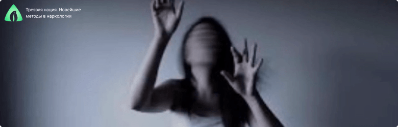 Девушка в комнате ищет что то